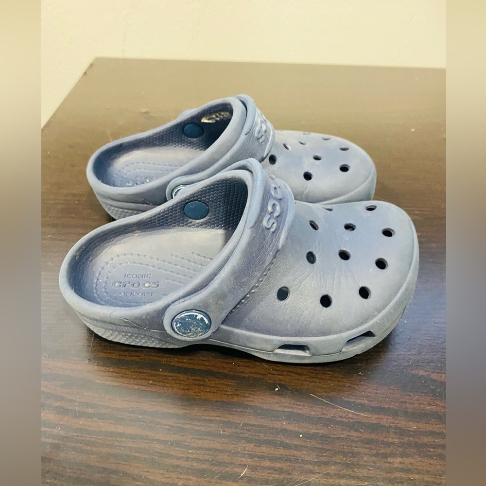 Crocs navy blue